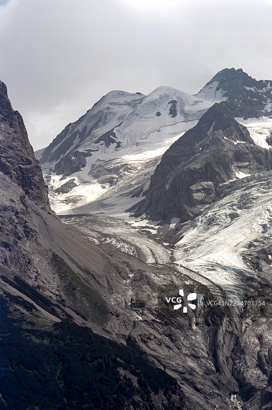 多云天空下雄伟的雪山和冰川，斯泰尔维奥，意大利，斯泰尔维奥山口图片素材