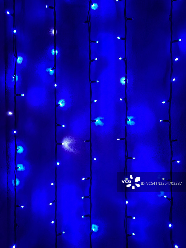 全画幅拍摄的蓝色串灯，营造出节日氛围的背景图片素材