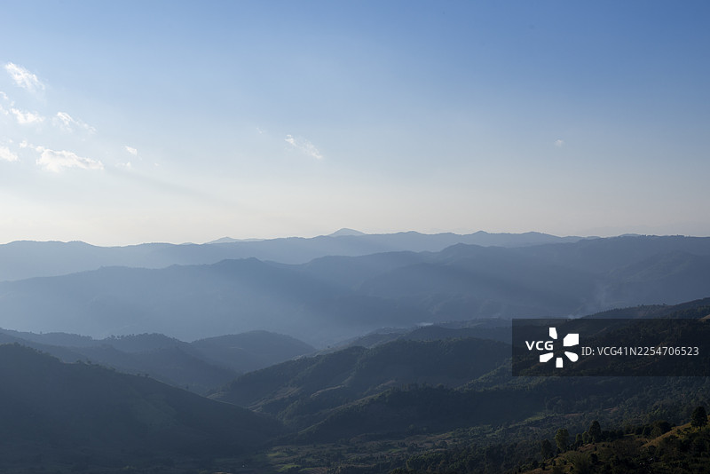 泰国清莱， Doi Chang 山脉的鸟瞰图，展示了层叠的山丘和连绵的山脊线一直延伸到地平线。图片素材