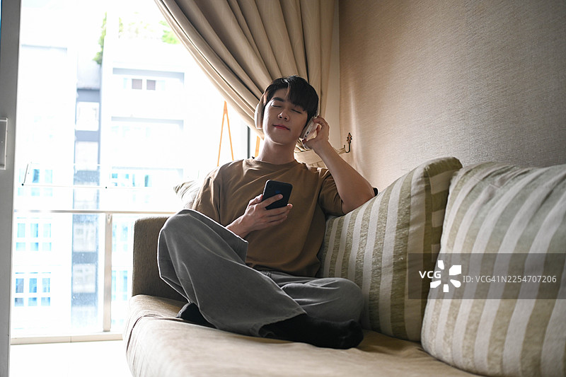 在家享受音乐与放松图片素材