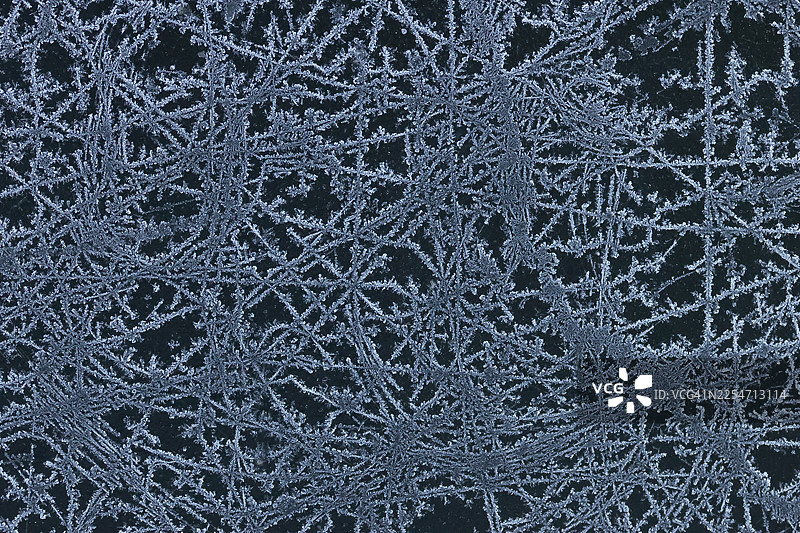 冬季寒冷霜冻的早晨，铁路桥上的金属板上结了霜。图片素材