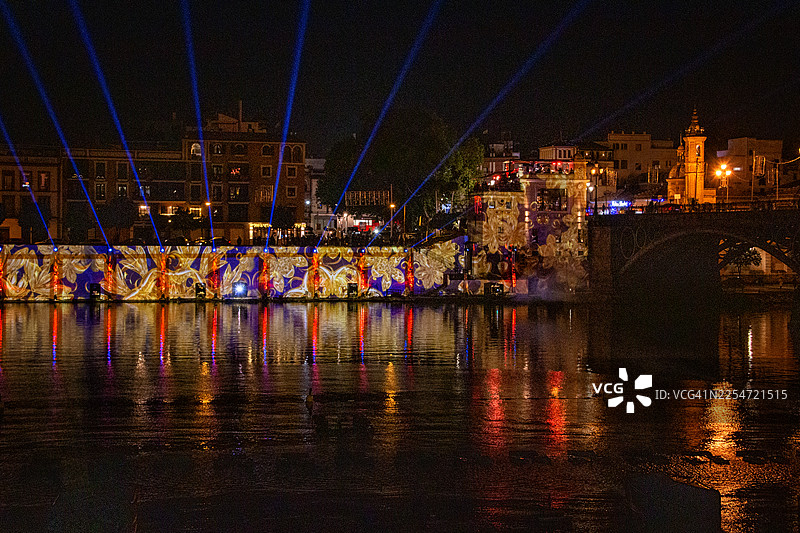 西班牙塞维利亚瓜达尔基维尔河上的圣诞多媒体灯光喷泉秀图片素材