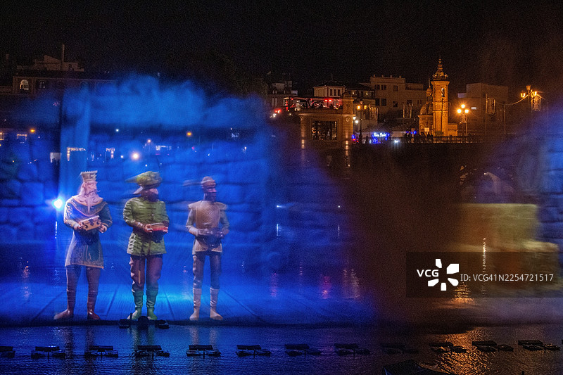 西班牙塞维利亚瓜达尔基维尔河上的圣诞多媒体灯光喷泉表演图片素材