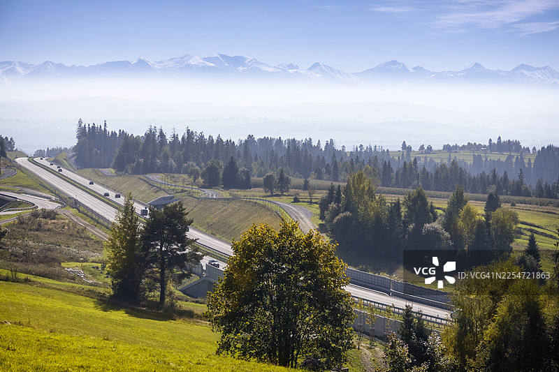 波兰假日 - 克拉科夫至扎科帕内之间的S7公路在Rdzawka区域图片素材