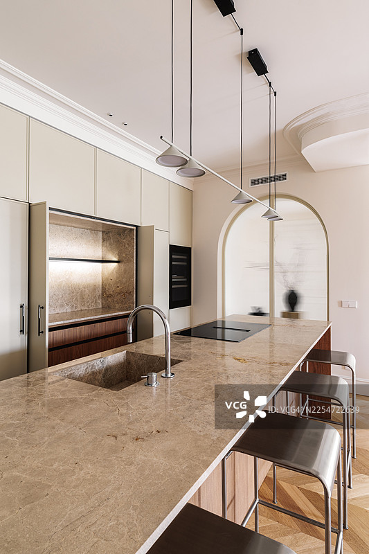 带拱形玻璃门的厨房岛台图片素材