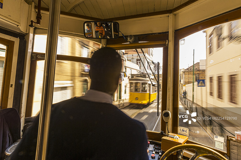 里斯本，驾驶着老式电车图片素材