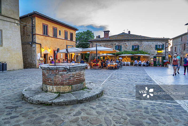 托斯卡纳，蒙特里久尼，罗马广场的餐厅。图片素材