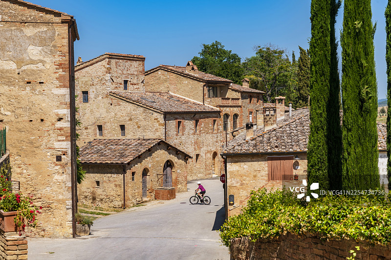 托斯卡纳，卢奇尼亚诺达索的骑行者图片素材