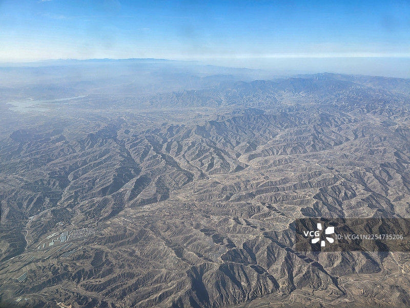 黄土高原山区地貌的鸟瞰图，配有太阳能电池板图片素材