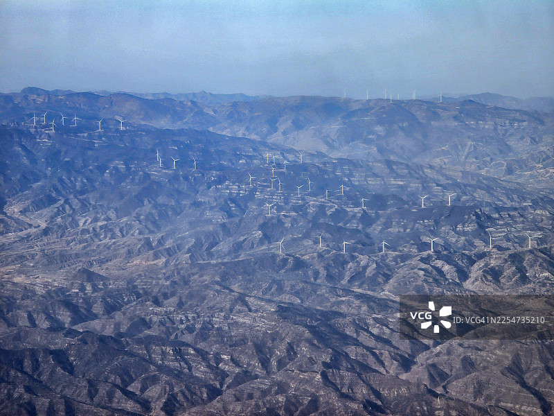 空中俯瞰风力涡轮机的山区地貌图片素材