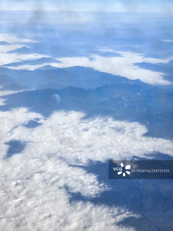 航拍云层和山脉的景象图片素材