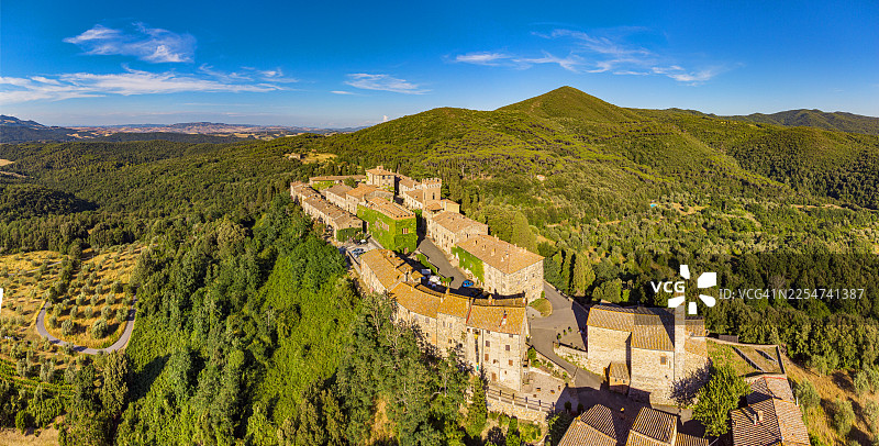 托斯卡纳，吉诺里迪奎尔切托城堡的无人机视角图片素材