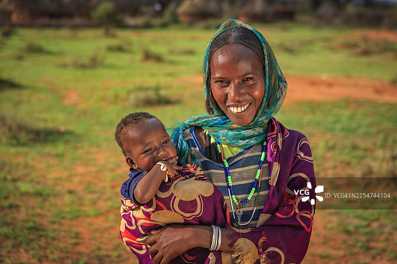 埃塞俄比亚非洲博拉纳部落的妇女抱着她的婴儿图片素材