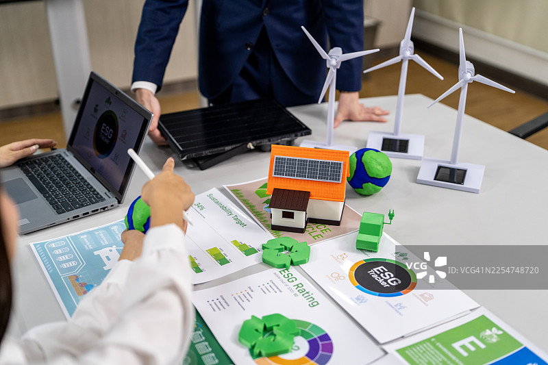 商业人士讨论可持续能源未来的ESG目标图片素材