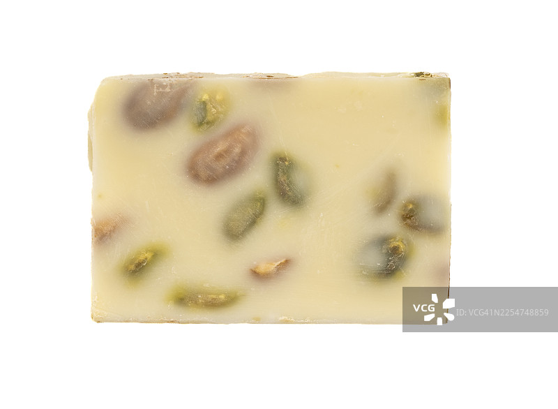 白色背景上切下的开心果白巧克力特写。图片素材