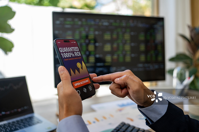 男子收到手机加密货币诈骗警报图片素材