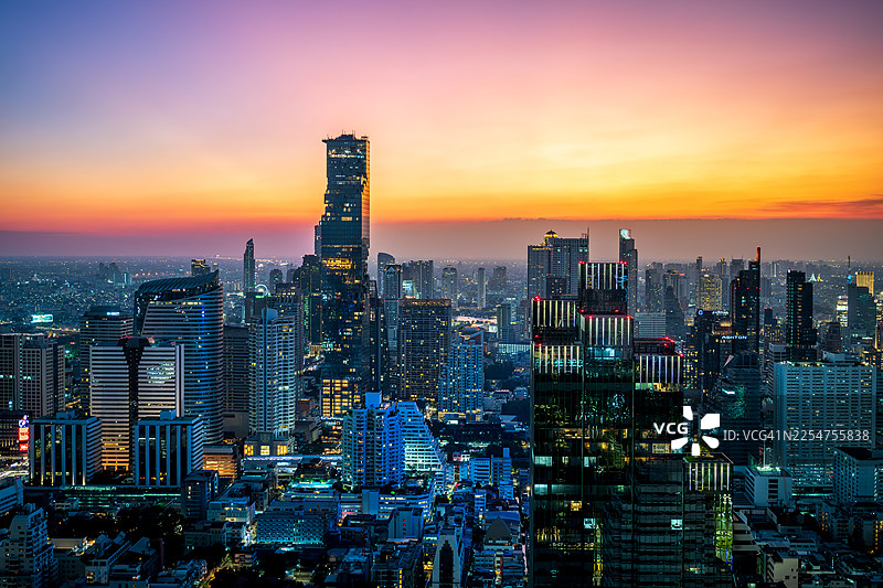 曼谷城市天际线，日落时分，摩天大楼林立图片素材