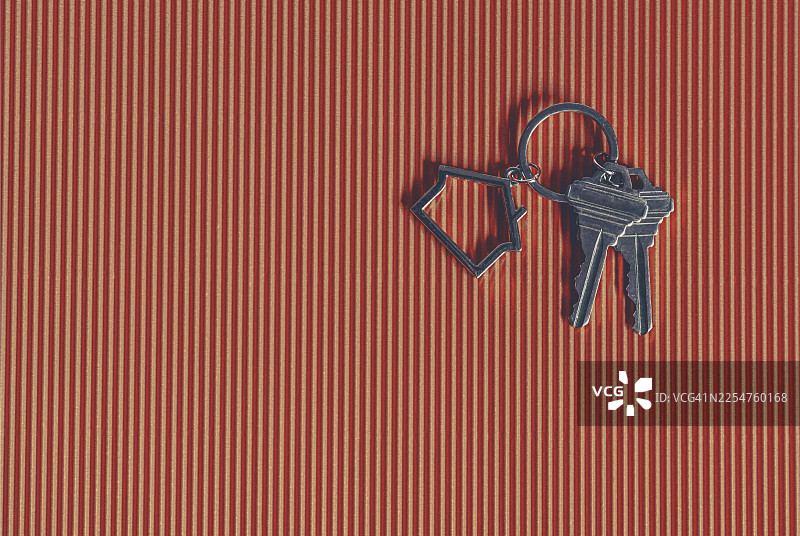 银色门钥匙特写，钥匙插入门锁，居家概念图片素材