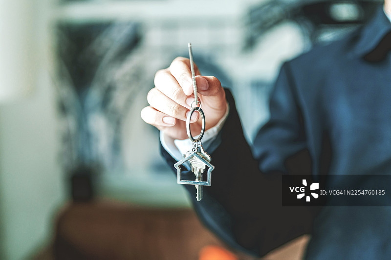 银色钥匙特写，银色钥匙插在门锁里，居家概念图片素材