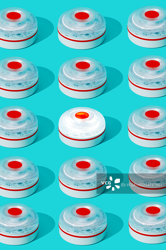 一个点亮的警示灯打破了单调的模式图片素材