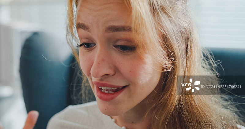 诊所办公室里，年轻女子与男性心理医生讨论情感问题。心理健康治疗咨询概念。图片素材