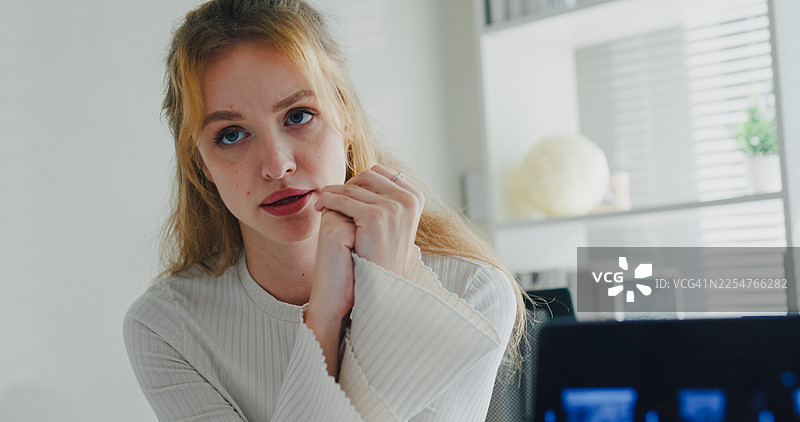 在诊所办公室，一名男性医生在咨询期间向年轻女患者解释肺部X光片结果，告知坏消息。医疗保健概念。图片素材