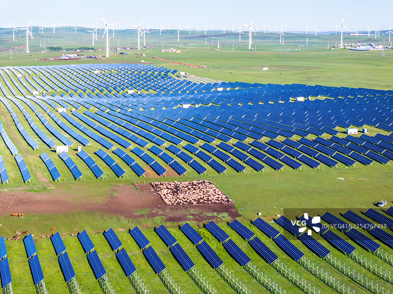 草原上的太阳能发电站和风力涡轮机图片素材