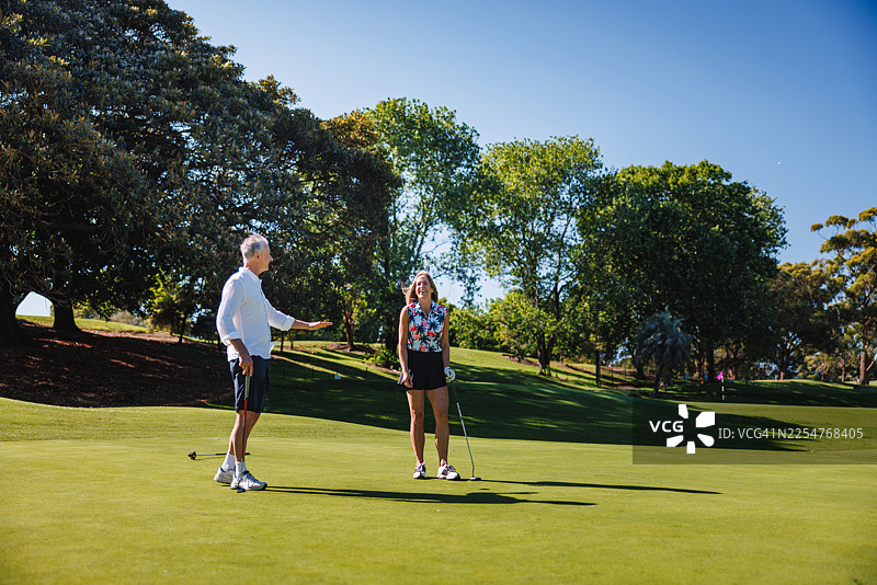 白人女性在同伴附近推杆图片素材