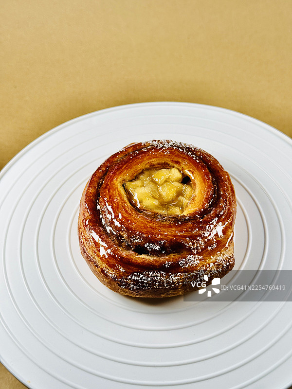 肉桂苹果漩涡酥皮蛋糕图片素材