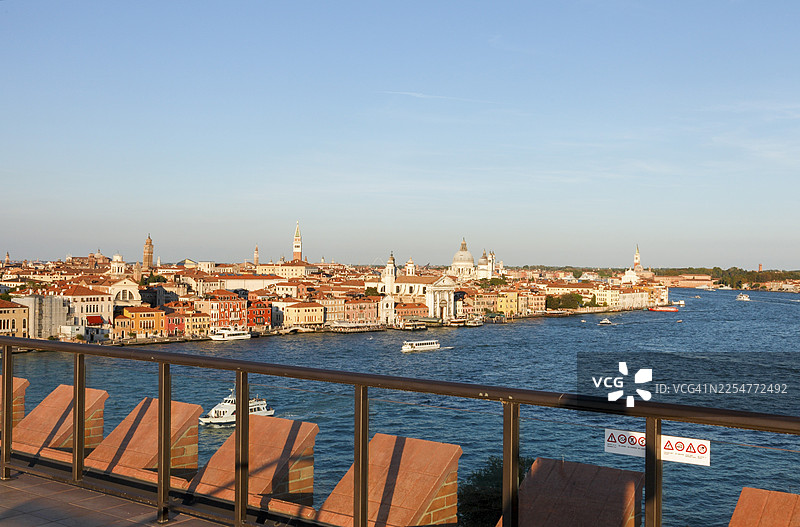 从意大利威尼托地区威尼斯朱德卡岛希尔顿莫利诺斯塔基酒店露台望去的景色图片素材