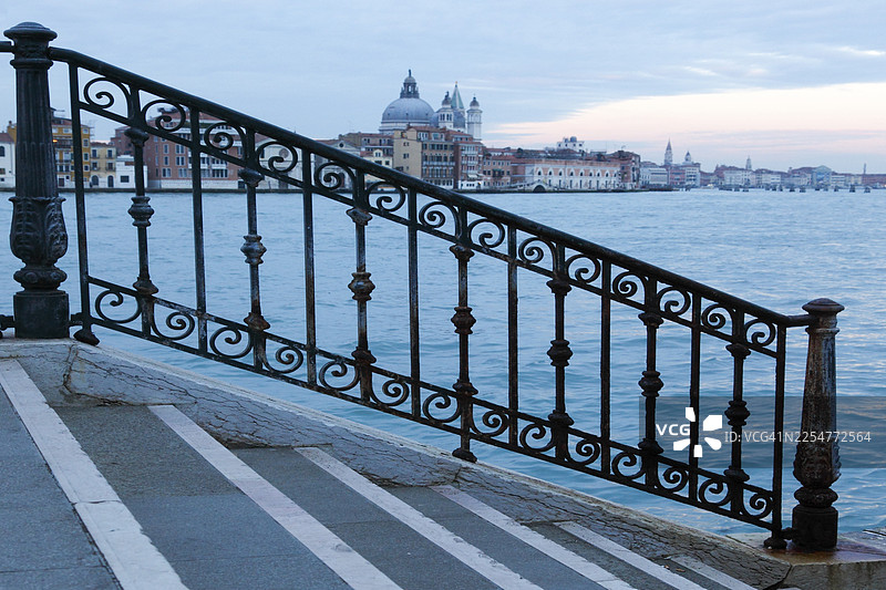 从朱德卡岛（多尔索杜罗区）望向佐特列码头，威尼斯，威尼托，意大利图片素材