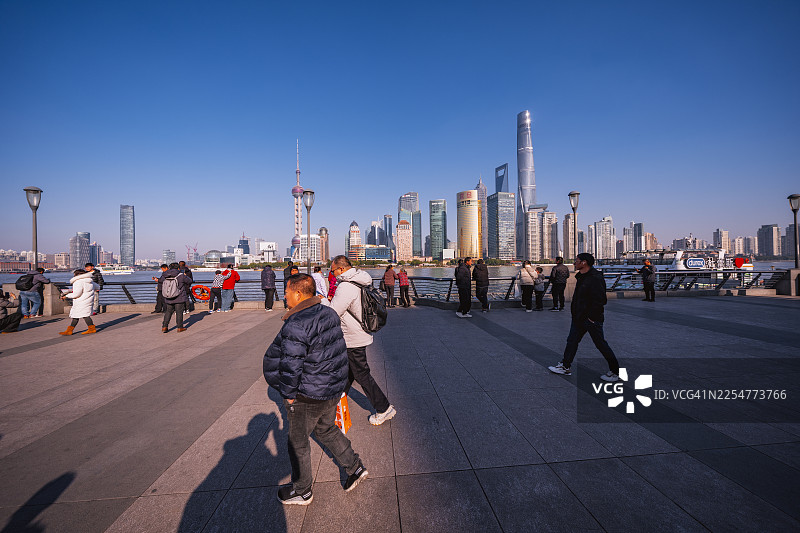 游客在上海外滩观光图片素材