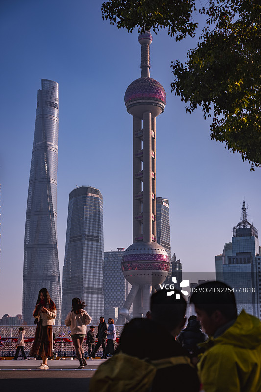 游客在上海外滩观光图片素材