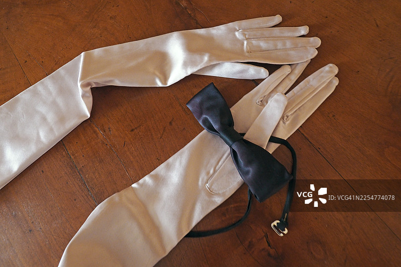 白色缎面晚宴手套和黑色领结图片素材