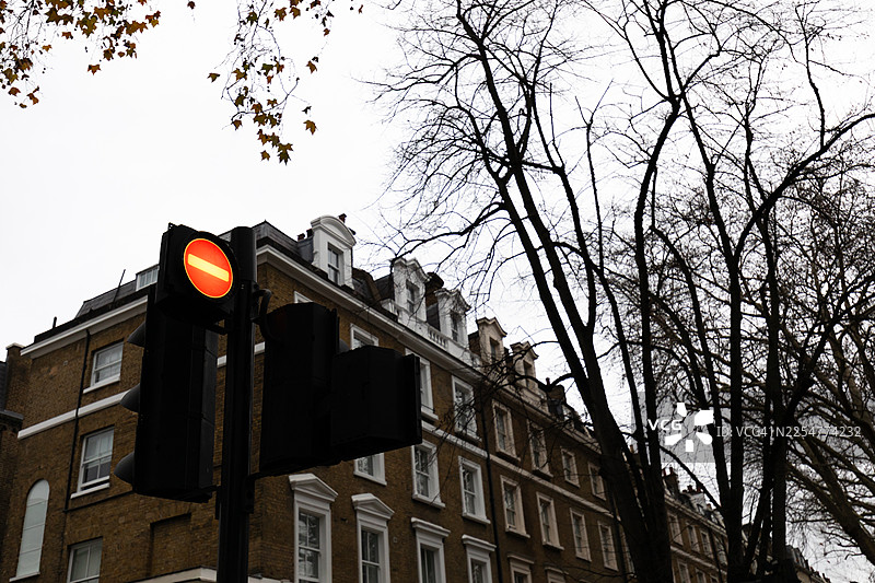 交通信号灯显示“禁止通行”或“禁止进入”的标志。图片素材