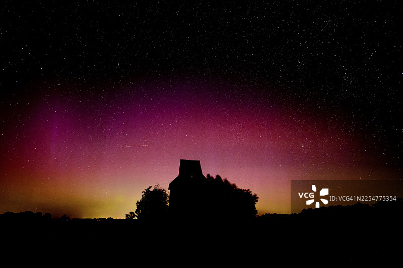 夜晚星空下,博览会天文台前绚丽的极光,德国下萨克森州梅勒市奥伯霍尔斯滕博览会天文台图片素材