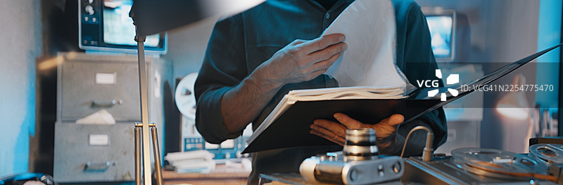 安全室内的无线电通讯设备。操作员将录音带上的传输内容与笔记进行比对。军事间谍调查图片素材