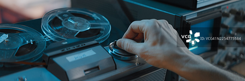 安全房间内的复古无线电通信设备。操作员正在打开录音机。军事间谍调查。图片素材