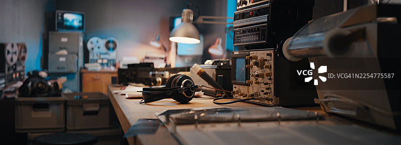 安全房间内的无线电通信设备。桌面上的耳机特写。军事间谍调查图片素材