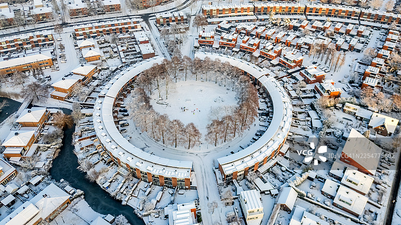 荷兰阿默斯福特纽兰德冬季住宅区的鸟瞰图图片素材