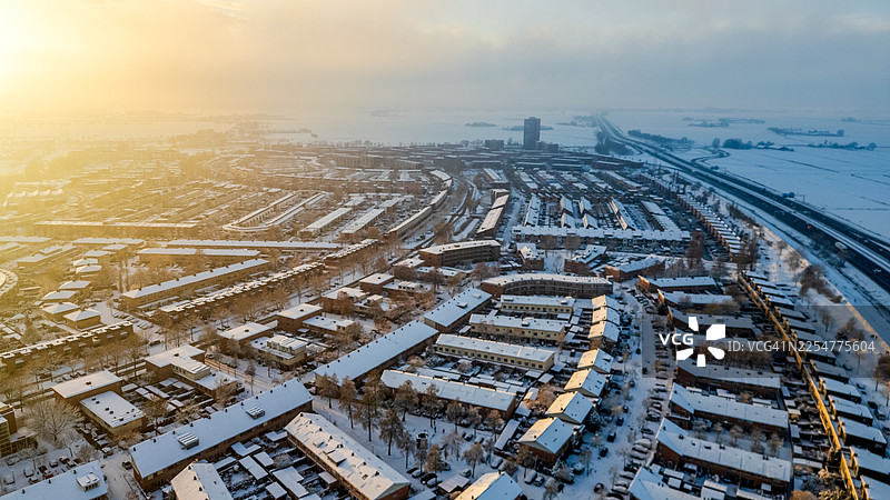 荷兰阿默斯福特纽兰区冬季住宅区的鸟瞰图图片素材