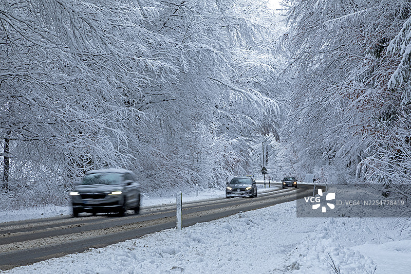雪景中的汽车，树木，冬季，雪，西弗森，罗森加滕自治市，下萨克森州，德国图片素材
