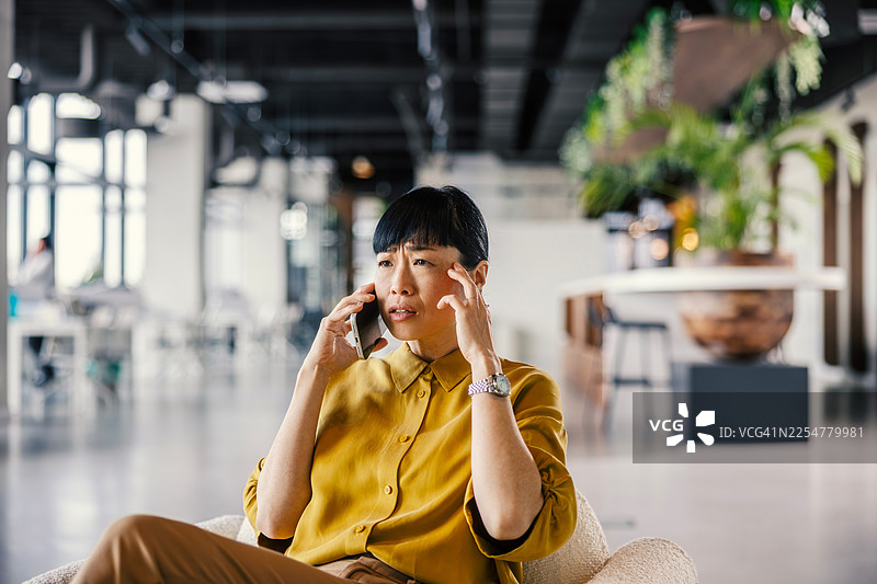 一位女性在通话中感到压力性头痛图片素材