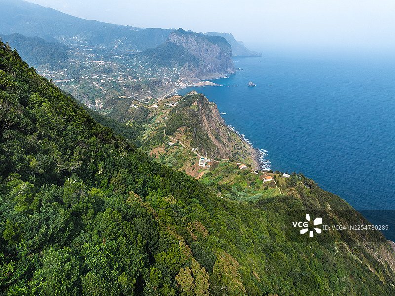 马德拉岛维里达杜拉诺步道上的戏剧性海岸悬崖图片素材