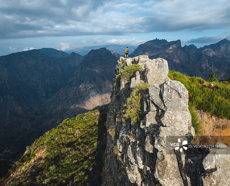 徒步者站在岩石山脊上，眺望大皮科峰图片素材