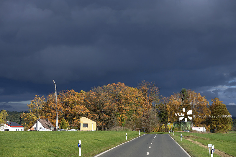 暴风雨的天空与秋季树木，德国巴伐利亚州米特尔弗兰肯地区劳夫附近的诺伊恩霍夫图片素材
