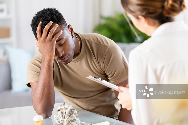 退伍军人在咨询期间寻求情感支持和指导。图片素材