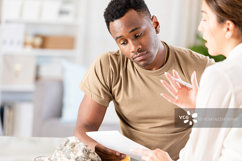 军方专业人士与心理健康专业人士讨论文件以获得支持。图片素材