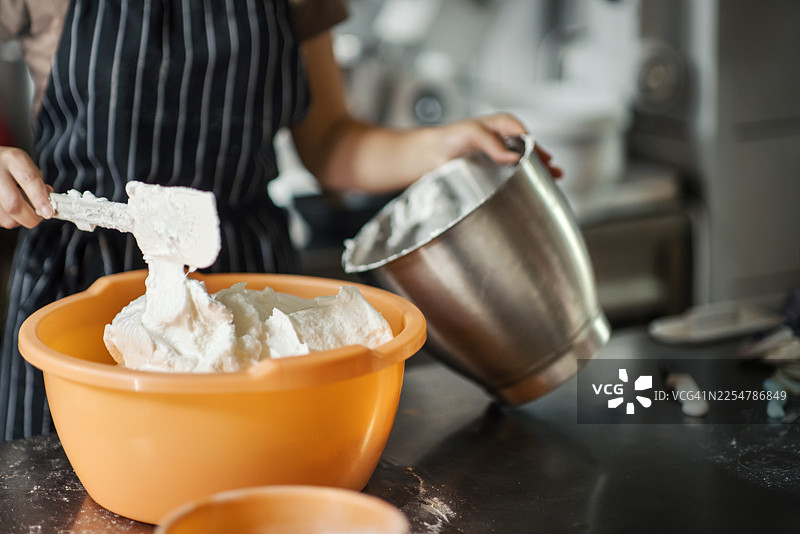 蛋糕制造商正在搅拌面糊。图片素材