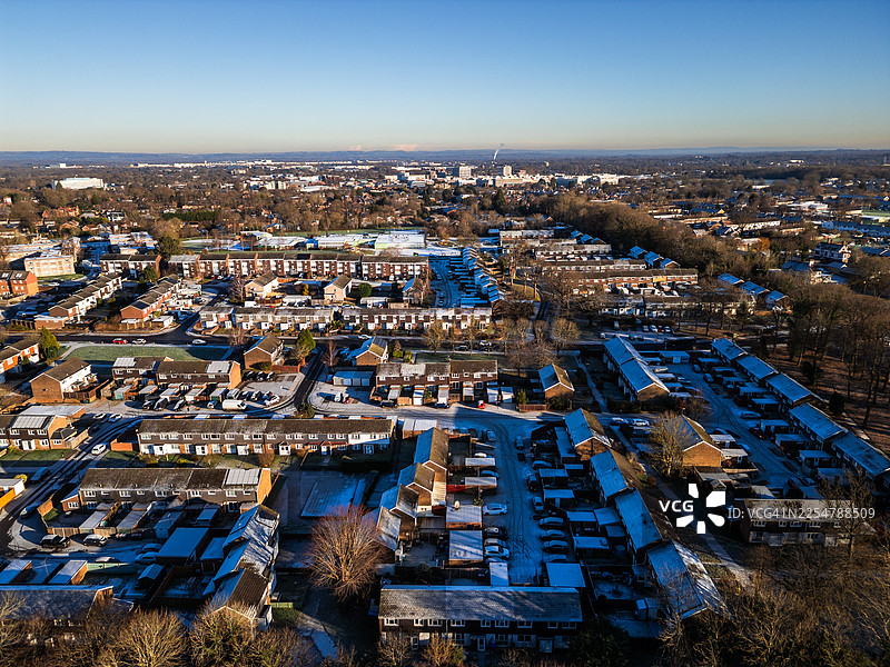 西萨塞克斯郡克劳利的房屋和街道被冰雪覆盖的鸟瞰图图片素材